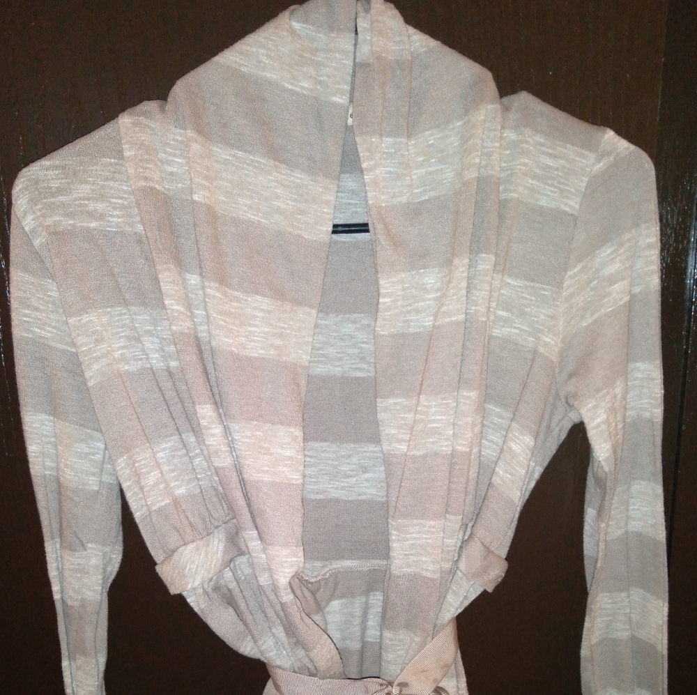 Twenty one Tan. Sz. SMALL Cardigan ties in front
